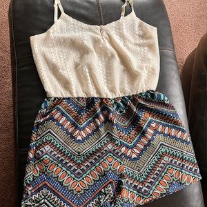 Women’s medium, never worn! Cute romper!!